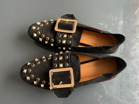 Cierne semisove topanky so zlatym vybijanim, 38