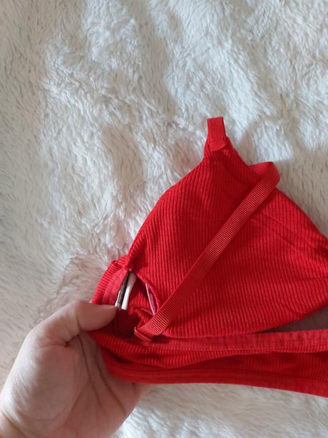 Červená podprsenka., s