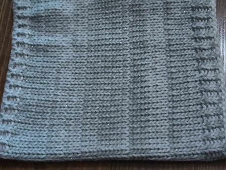 Nákrčník sivo biely so strieborným vzorom, 