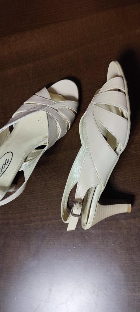 Béžové kožené sandálky, 36