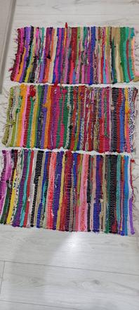 Tkany farebný koberec,