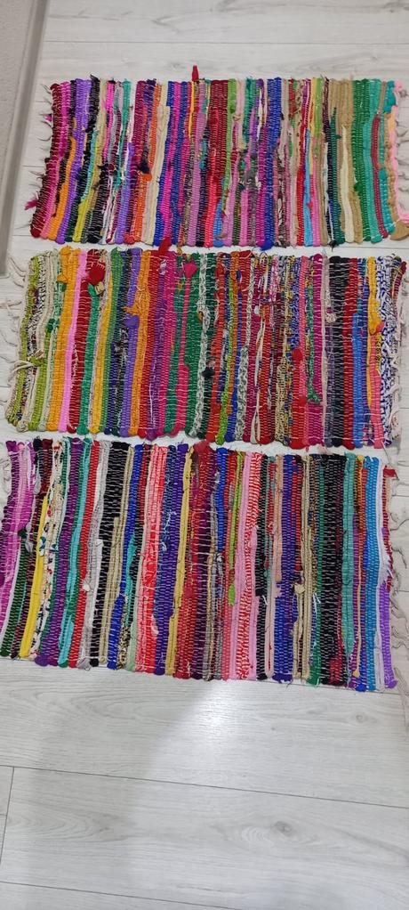 Tkany farebný koberec,