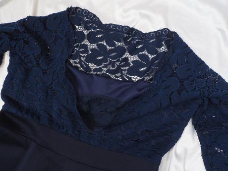 Kvalitné čipkované šaty, 46