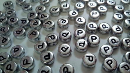 Korálky písmenka strieborné p, 