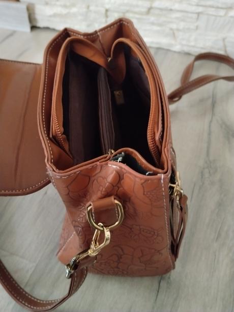 Kabelka s reliéfom, 