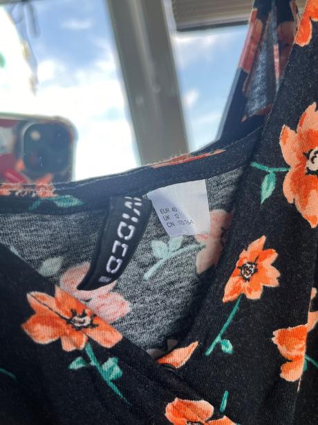 Krátky letny overal kvetovany cierny oranzovy h&m, h&m,l