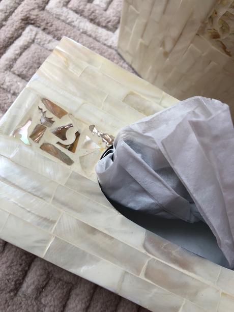 Box na servítky a váza z perlete, 