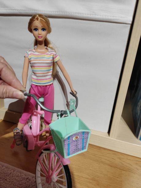 Bábika na bicykli, 