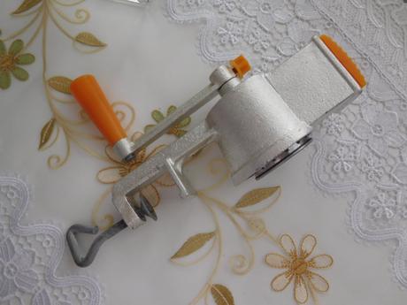 Retro mlynček na orechy, v krásnom nepoškodenom st, 