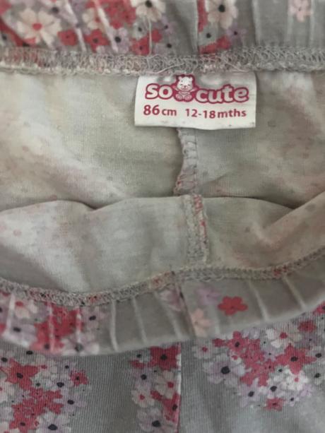 Sive leginy s ružovými kvietkami, 86