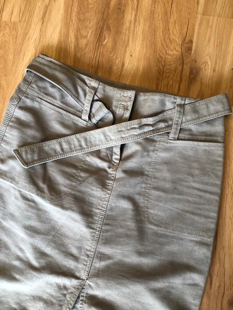 Dámska sukňa s vystrihom, m