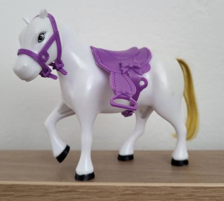 Kôň s fialovým postrojom,