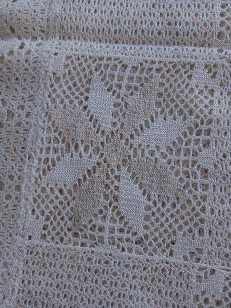 Nádherný obrus 150 x 136 cm,