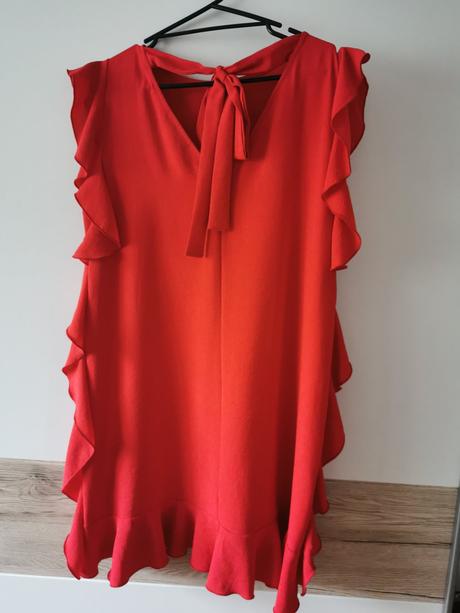 Letné červené šaty s volánikom please, s