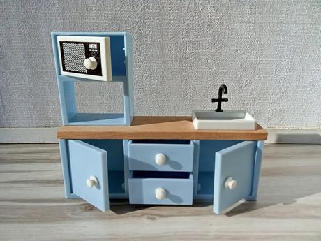 Drevený nábytok pre bábiky s 2 bábikami a mačkami, 