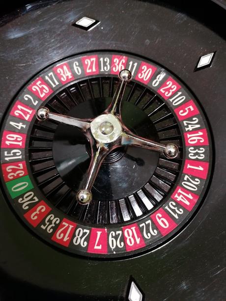 Súbor spoločenských hier, ruleta, šach, v kufríku, 