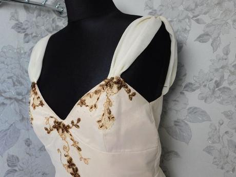 Velmi pekne spoločenske saty, 34