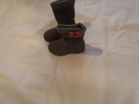 Šedé čižmičky, 22