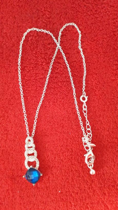 Retiazka s modrým priveskom,