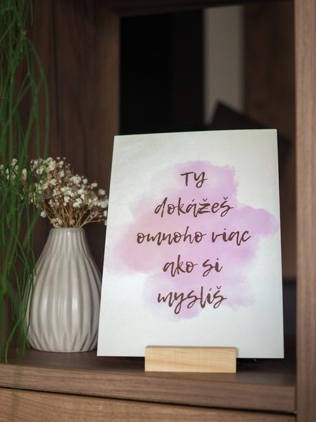 Print - ružovofialová akvarelová grafika s textom,