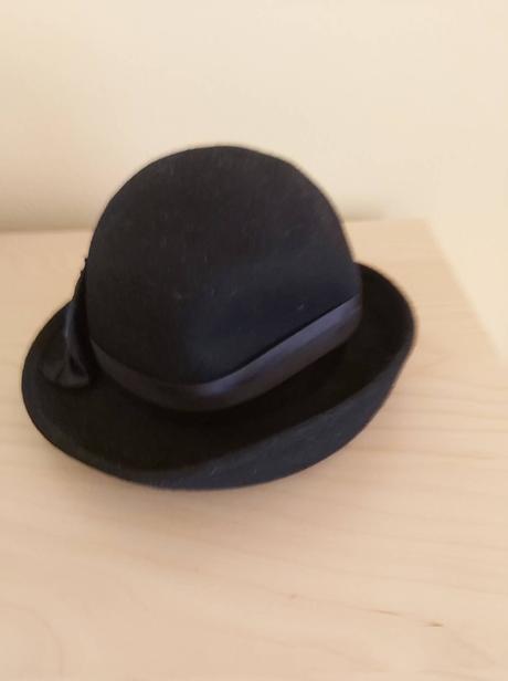 Dámsky čierny klobúk s mašličkou, m