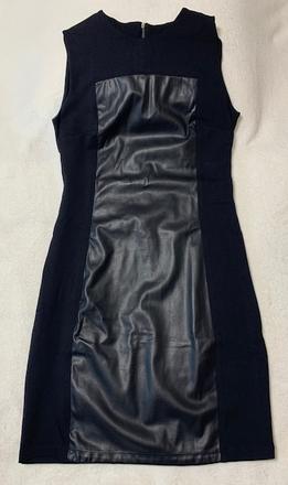 Úzke elegantné šaty s koženkou bez rukávov magenta, m / s