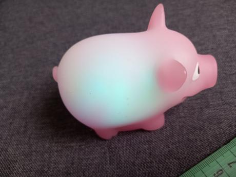 Vibovit ružové prasiatko svieti a vydáva zvuky, 