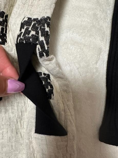 Úpletové béžovo čierne šaty s vreckami magenta, m