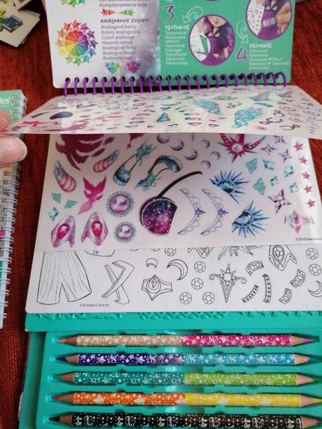 Omaľovánky v knihe+gratis 1 ks,