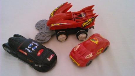 Tri plastové autá,