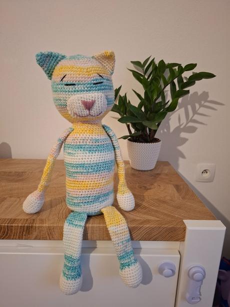 Háčkovaná mačka, 