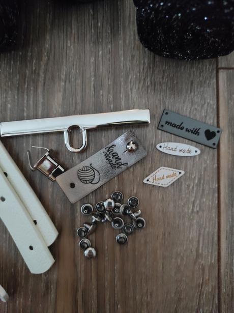 Sada na cierno striebornu kabelku, 