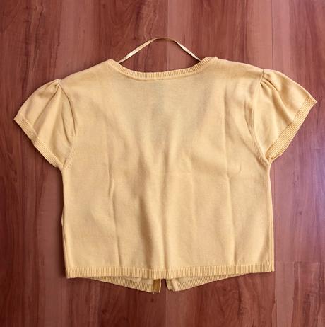 Krátky žltý svetrík, 36