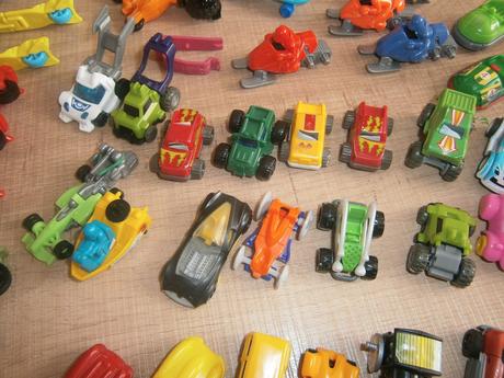 Kinder hračky(cena za ks), 