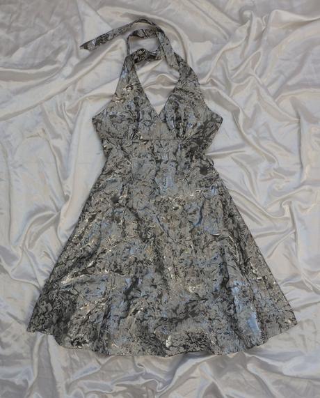 Velmi pekne slavnostne saty s viazanim oklo krku, bay,36