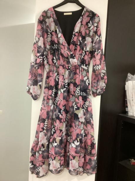 Krásne šaty, dole volány, l