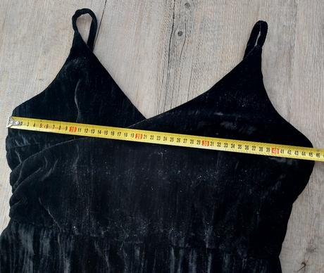 Čierne zamatové šaty na ramienka, xl