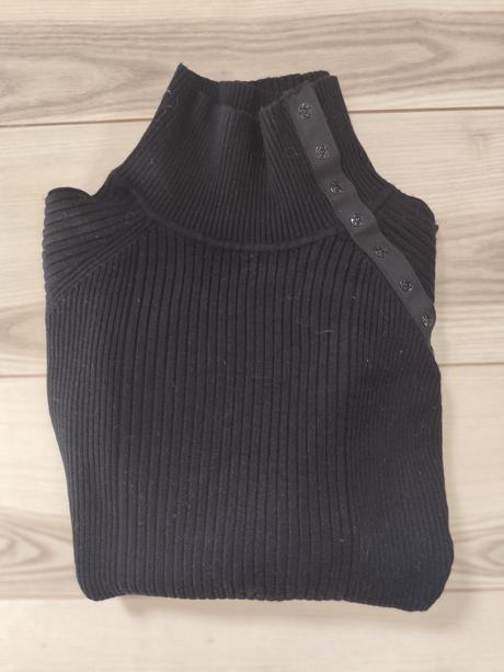 Čierny polorolák, s