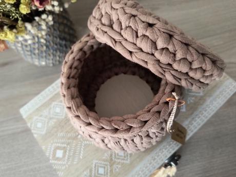 Háčkovaný košík s vekom,