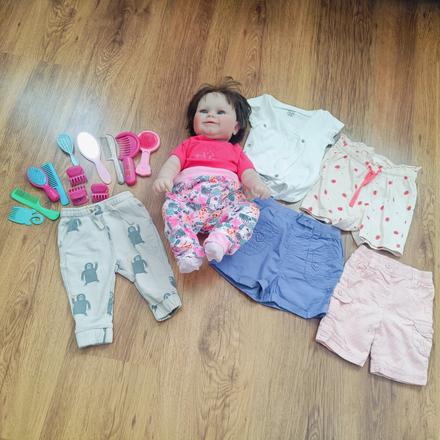 Realistická bábika s doplnkami, 