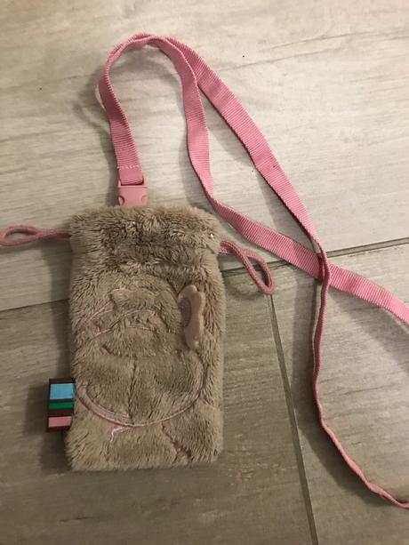 Makkučké chlpaté uni puzdro na mobil od nici, 