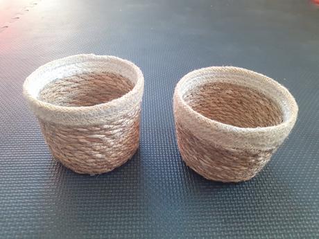 Pletené menšie kvetináče z morskej trávy, 