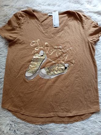 Hnedé tričko s teniskami, 