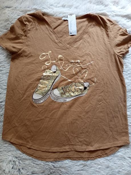 Hnedé tričko s teniskami, 