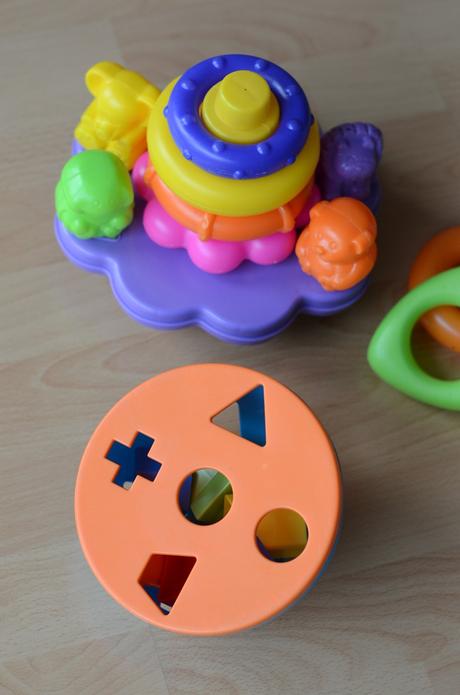 Vhadzovanie tvarov + navliekanie kruzkov,