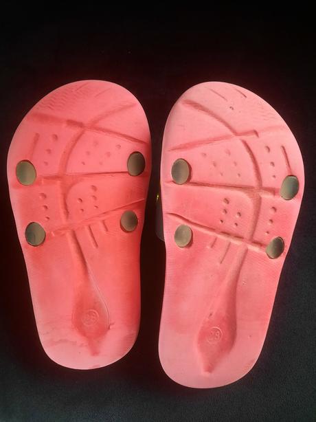 Gumené šľapky, 28