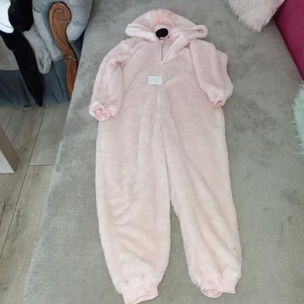 Ružový pyžamo overal, 122