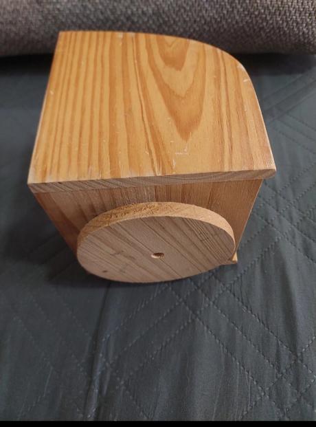 Otočný stojan na ovládače, 