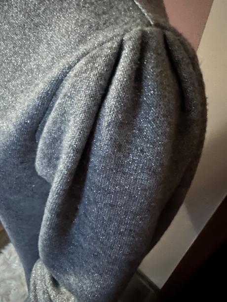 Úpletové sivo-strieborné šaty zn. magenta, l / m