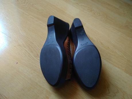 Zaujímavé nenosené sandálky, 37